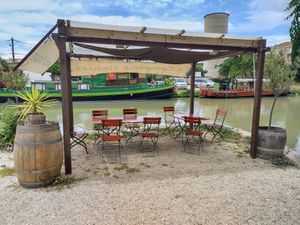Outside seating right on the canal du midi at Le Comptoir Nature in Le Somail