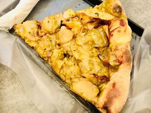 Vegan pizza slice at Timilia in Palermo