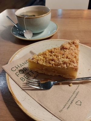 Green tea and a piece of granola apple pie at Dean & David - Hauptbahnhof Express in Berlin