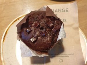 Vegan double chocolate Muffin at Dean & David - Hauptbahnhof Express in Berlin