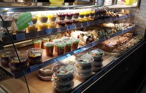 Display of salads, smoothie bowls and puddings (rice pudding, chia seed pudding, oat meal etc). at Dean & David - Hauptbahnhof Express in Berlin