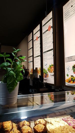 German menu above the counter at Dean & David - Hauptbahnhof Express in Berlin