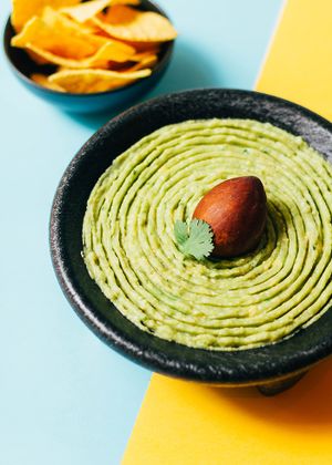 Aguacate, cebolla, cilantro, tomate, lima, cile jalapeño y sal. 
Acompañado de totopos artesanales.  at Mano de Santo in Sevilla