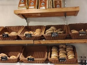 Alle bagels met blaadjes zijn vegan - dus allemaal! at BetterBagels Bakery in Leiden