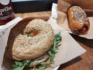 Baba Ganoush Bagel en Vegan Bagel Dog (dit keer gemaakt met tomaat knoflook bagel deeg) at BetterBagels Bakery in Leiden