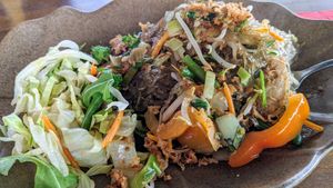 Gebratene Glasnudeln mit Gemüse und veganem Hühnerfleisch at Nammi in Berlin