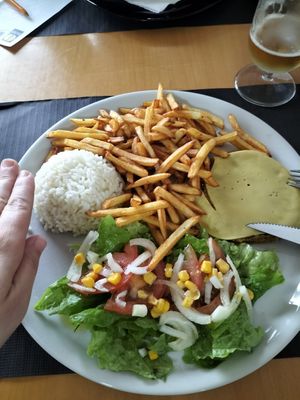 Pedazo hamburguesa vegetariana 🥰!!  Creía que era una hamburguesa  con pan y patatas ....normalita y me encuentro esto 🥰🥰🥰 at Spacos in Vila Praia De Ancora