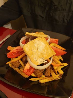 papas fritas con diferentes sustituyos de carne at Armonia in La Paz