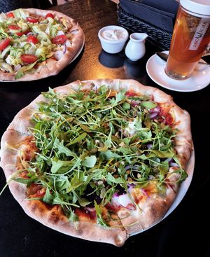 Pizza 'Burak' na pierwszym planie, w tle 'Kebab' at Szczaw & Mirabelki in Poznan