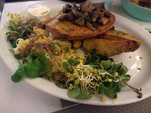 Kotlet w panierce piwnej z pieczonymi ziemniakami at Szczaw & Mirabelki in Poznan