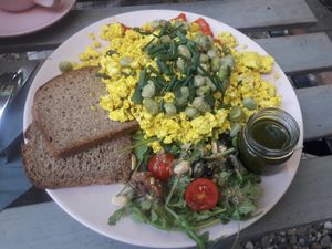 Tofu scramble (tofucznica) at co Jak co in Poznan
