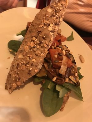Brood met gegrilde groenten  at Leut in Oost-vlieland