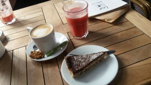 Bountytaart, cappuccino met havermelk en een fruitsmoothie at Leut in Oost-vlieland