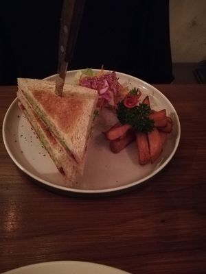 Vegan sandwich with avocado and fries at Little Ingka in Kerobokan Kelod