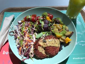 Bowl de falafel  at Grow Healthy in Lisbon