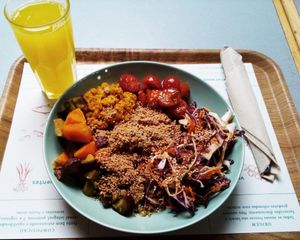 Saffron lemonade and Vegan meal: lentils, pumpkin & sweet potato, tomatoes, quinoa and oriental coleslaw at Grow Healthy in Lisbon
