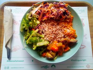 Sweet potato, pumpkin, lentils, coleslaw, broccoli, almonds and sesame at Grow Healthy in Lisbon