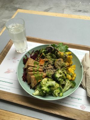 Tofu bowl with extra brocoli at Grow Healthy in Lisbon
