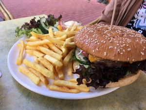 vegetarian burger at 120 Cientoveinte in Hannover