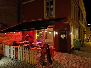 Outside seating at Kafe Chaos in Bergen