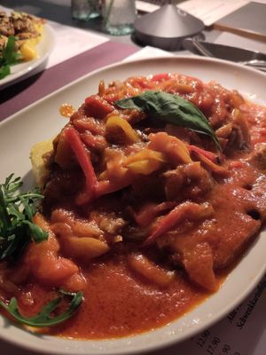 Seitenmedaillons mit Polenta und Paprika-Tomatensoße at La Locanda 26 in Heidelberg