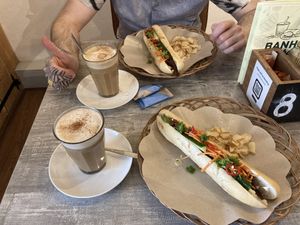 Banh mi seitan stew, dirty chai latte met havermelk  at Banhs & Coffee in Leeuwarden