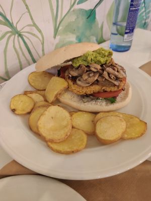 Hamburguesa vegana de garbanzos con champiñones y guacamole at Rancho Chico in Suances