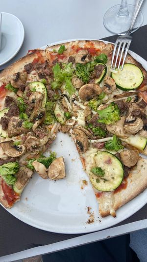 You can choose your own 4 ingredients on top of tomate sauce and vegan cheese!  at Rancho Chico in Suances