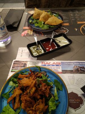 Verdure in pastella di ceci e Samosa at Taste Of India in Riva Del Garda
