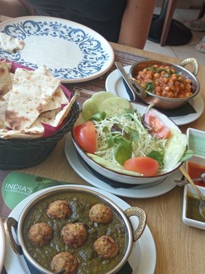 Vegan koftas in spinach curry with mixed salad at Taste Of India in Riva Del Garda