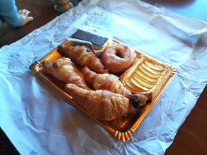 Surtit de dolços at Pasteleria Serra in Gandia