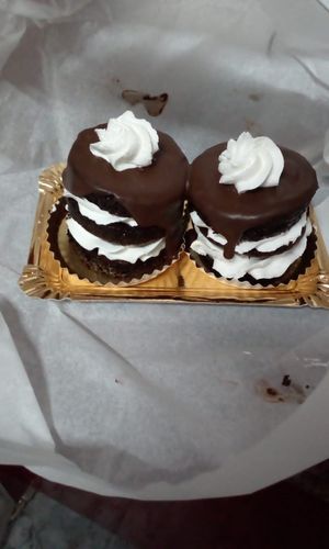 Mini pastissos de xocolate i nata at Pasteleria Serra in Gandia