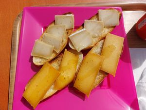 Tostadas con "queso", riquísimas... at Pasteleria Serra in Gandia