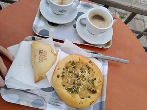 Minipizza und Empanada... at Pasteleria Serra in Gandia