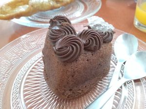 Vegan chocolate muffin at Pasteleria Serra in Gandia