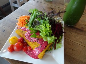 raw vegan veggie wrap and detox juice at Mercado Verde - Sarandi in Montevideo