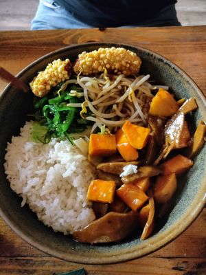 Bowl with sweet potatoes and seitan at Le's Cyclo in Potsdam