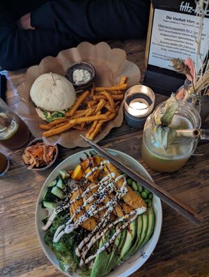 Shrimples Bowl & Veganer Burger at Le's Cyclo in Potsdam
