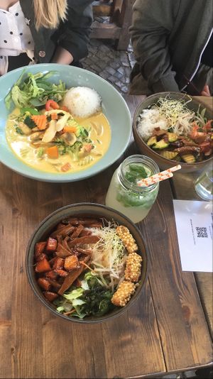 Vorne Buddha Bowl, hinten Links nicht vegan/vegetarische, oben rechts Bowl mit v Rindfleisch at Le's Cyclo in Potsdam