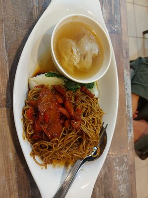 Wonton soup & fried mee at Cameleon Vegetarian Bean Curd in Kuala Lumpur