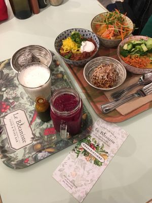 Choix de trois bols en combo demi portion + jus detox betteraves + lait soya moussé avec matcha-kale + volcano aux pommes et brownies au chia avec sauce cajous  at Le Botaniste - Soho in New York City