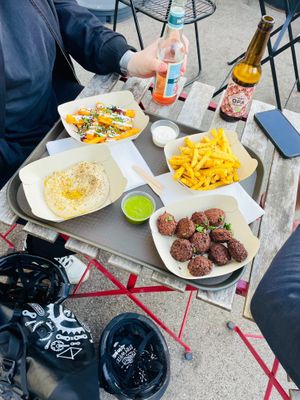 Al fresco lunch in Brunnenmarkt / Yppenplatz at Garbanzo - Falafel & Hummus Bar in Vienna