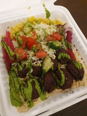 Falafel, Hummus, Reis, Salat - über TooGoodToGo at Garbanzo - Falafel & Hummus Bar in Vienna