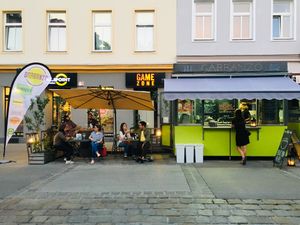 Come visit the vibrant Brunnenmarkt and enjoy homemade falafel & hummus. See you later!😜 at Garbanzo - Falafel & Hummus Bar in Vienna