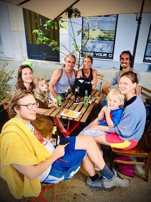 Falafel lovers 🧍‍♂️🧍‍♀️👨‍👩‍👧‍👦👶👦 at Garbanzo - Falafel & Hummus Bar in Vienna