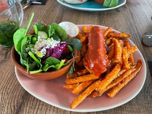 Curryworst met zoete aardappelfrites   at Het Slachthuis in Leiden
