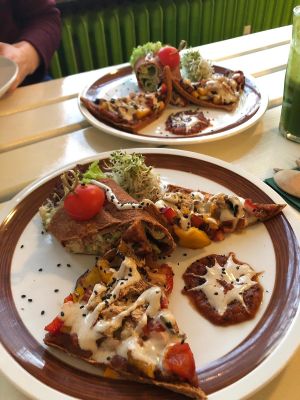 Wrap und Pizza at Rohkosteria in Mannheim