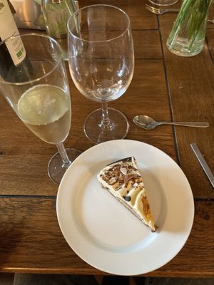 Champagner et cake  at Abriecosy Ecolodge in Bargemon