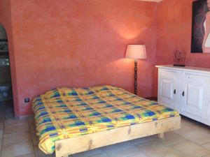 chambre fleur de vie at Abriecosy Ecolodge in Bargemon