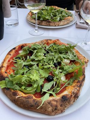 Pizza Vegan mit getrockneten Tomaten/ Oliven/Rucola und ja mit Kartoffeln😄 at Ristorante Pizzeria La Roche in Marnega Brenzone Sul Garda